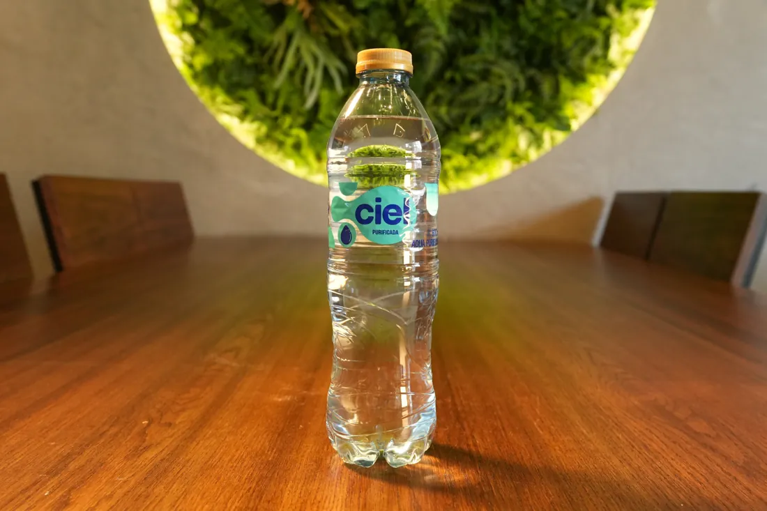 Botella de agua natural