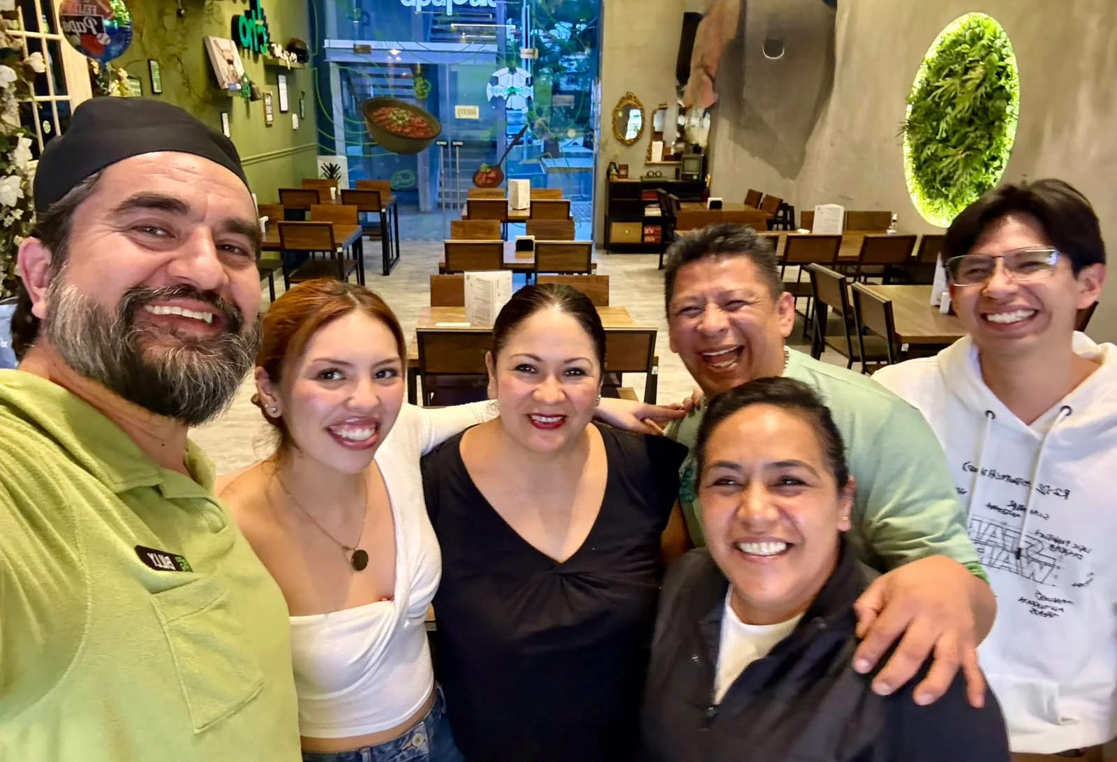 El equipo completo de Apapacho sonriendo dentro del restaurante