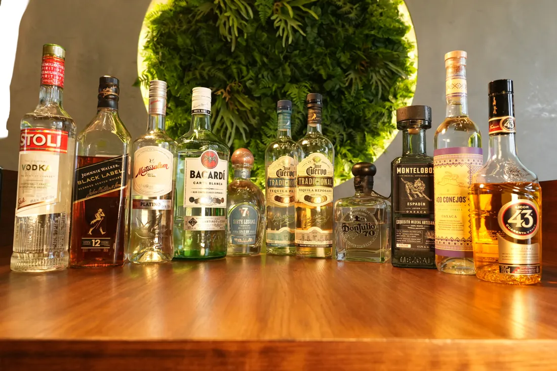 Las botellas de la casa: tequilas, mezcales, rones, whisky y vodka