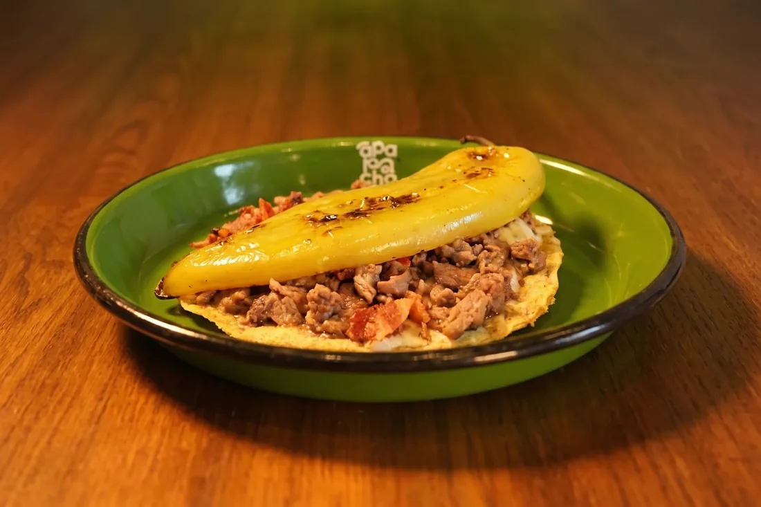 Tacos Rubio: chile güero asado sobre sirloin, queso y tocino